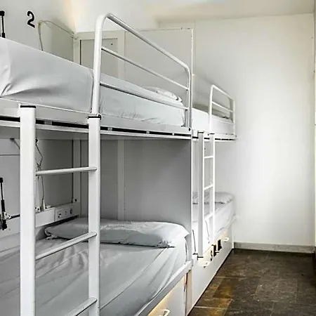 Urbany Bcn Go! Hostel *